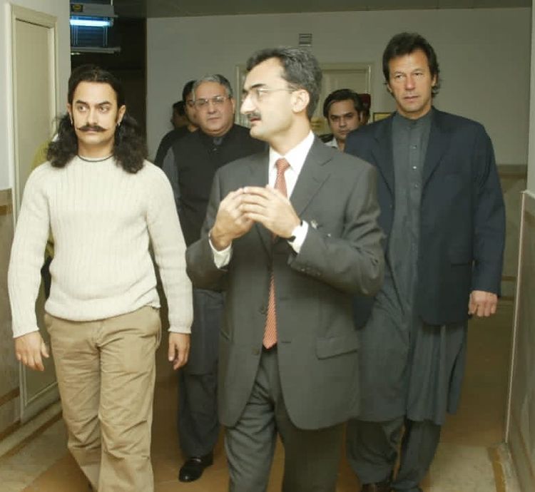 16 years ago. Amir Khan visits the Shaukat Khanum Memorial Hospital, @imrankhan.pti